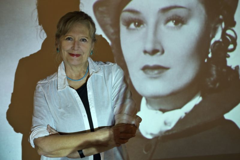 Helena Třeštíková před fotografií Lídy Baarové.