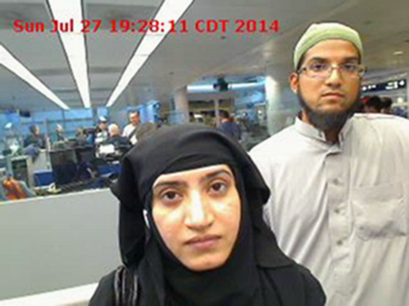 Tashfeen Maliková a Syed Farook, jak procházejí letištěm v Chicagu.