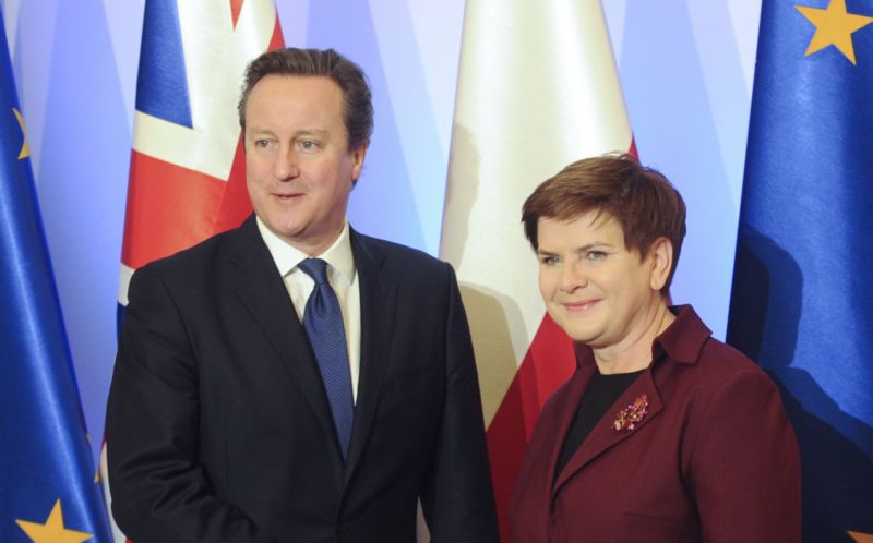 Britský premiér David Cameron a polská premiérka Beata Szydlová. Britský premiér David Cameron a polská premiérka Beata Szydlová.
