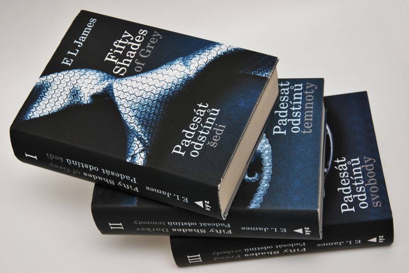 Nová kniha E. L. Jamesové navazuje na první díl trilogie Padesát odstínů šedi. Nová kniha E. L. Jamesové navazuje na první díl trilogie Padesát odstínů šedi.
