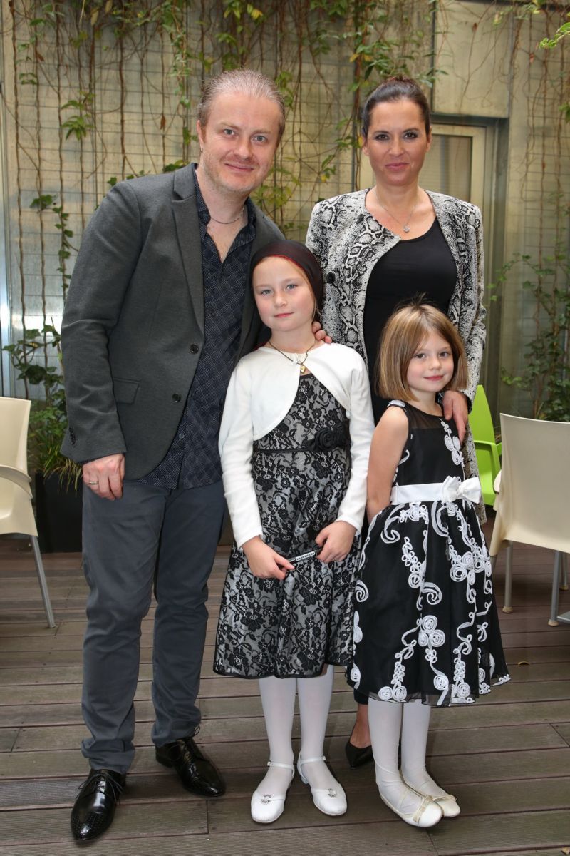 Pavel Šporcl, Bára Kodetová Šporclová a jejich dvě dcery. Třetí dcera na snímku není, zrovna marodila doma s chřipkou. Pavel Šporcl, Bára Kodetová Šporclová a jejich dvě dcery. Třetí dcera na snímku není, zrovna marodila doma s chřipkou.
