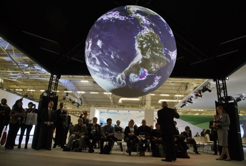 Science on a Sphere Presentation. Součástí klimatického summitu jsou i přednášky.
