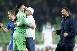 Tomáš Koubek s trenérem Jindřichem Trpišovským po výhře v Marseille.