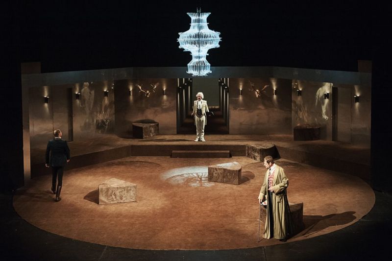 Drama Úklady a láska napsal německý spisovatel Friedrich Schiller v roce 1784. Mocenská zvůle, násilí a křivdy se vmísí do životního příběhu čisté lásky dvou mladých a zranitelných lidí. Drama Úklady a láska napsal německý spisovatel Friedrich Schiller v roce 1784. Mocenská zvůle, násilí a křivdy se vmísí do životního příběhu čisté lásky dvou mladých a zranitelných lidí.