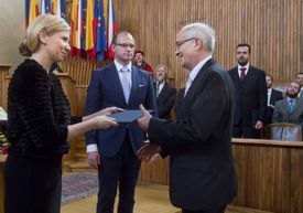 Ministryně školství Kateřina Valachová (vlevo) předává dekret řediteli Národního divadla Janu Burianovi.