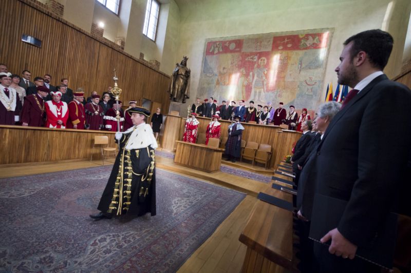 Ceremoniál jmenování profesorů v pražském Karolinu. Ceremoniál jmenování profesorů v pražském Karolinu.