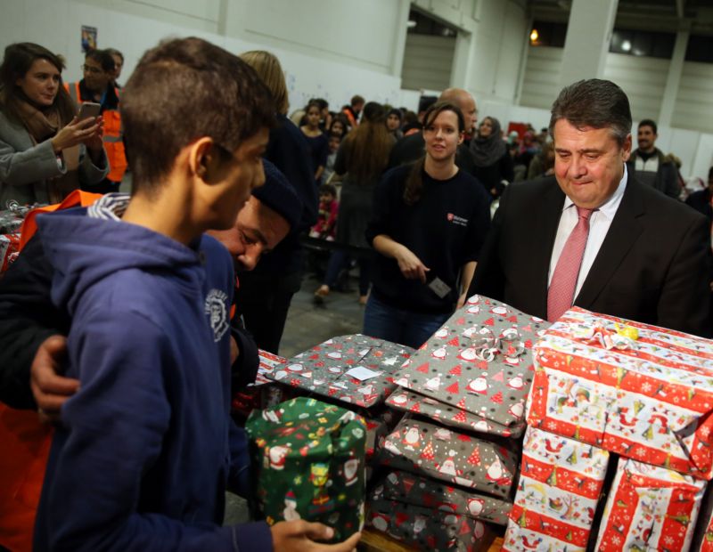 Německý ministr hospodářství Sigmar Gabriel při návštěvě uprchlického centra v Berlíně, Německo. Německý ministr hospodářství Sigmar Gabriel při návštěvě uprchlického centra v Berlíně, Německo.