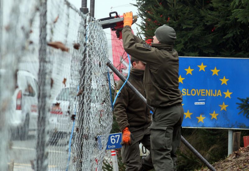 Rakouští vojáci staví hraniční oplocení s cílem zlepšit usměrnění pohybu přijíždějících uprchlíků na hranici mezi Slovinskem a Rakouskem.