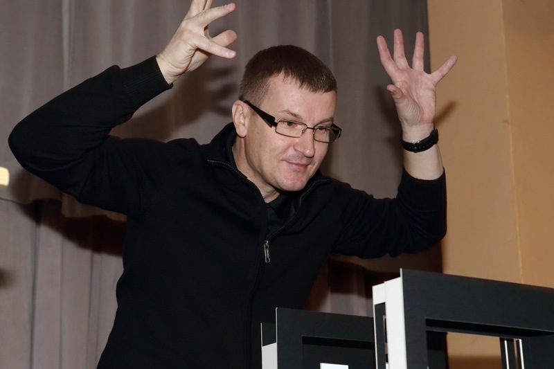 Radek Balaš má scénu promyšlenou do posledního detailu.
