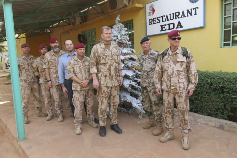 Náčelník generálního štábu armády Josef Bečvář (uprostřed) navštívil české vojáky v Mali v Afghánistánu, aby v předvánoční době ocenil jejich práci.