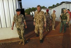 Náčelník generálního štábu Josef Bečvář (uprostřed) při dvoudenní návštěvě českých vojáků v Afghánistánu.