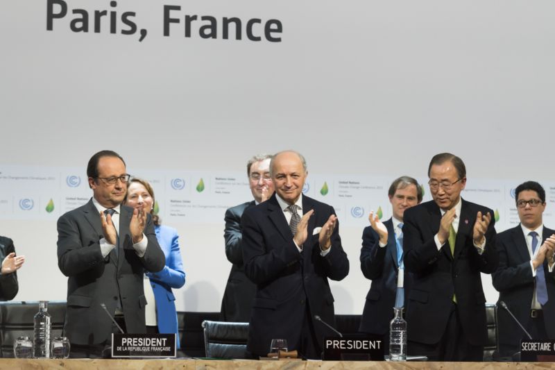 Dohoda byla přijata. V popředí zleva francouzský prezident Francois Hollande, předkladatel návrhu Laurent Fabius a Ban Ki-moon.