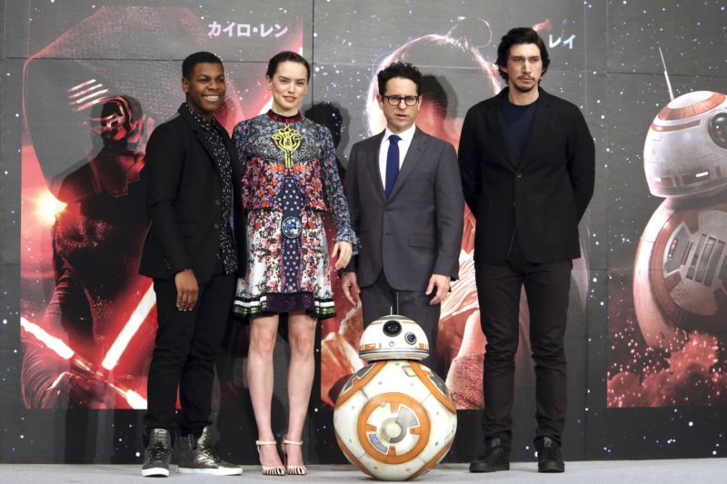 Nováčci John Boyega a Daisy Ridleyová společně s režisérem J.J. Abramsem a Adamem Driverem.