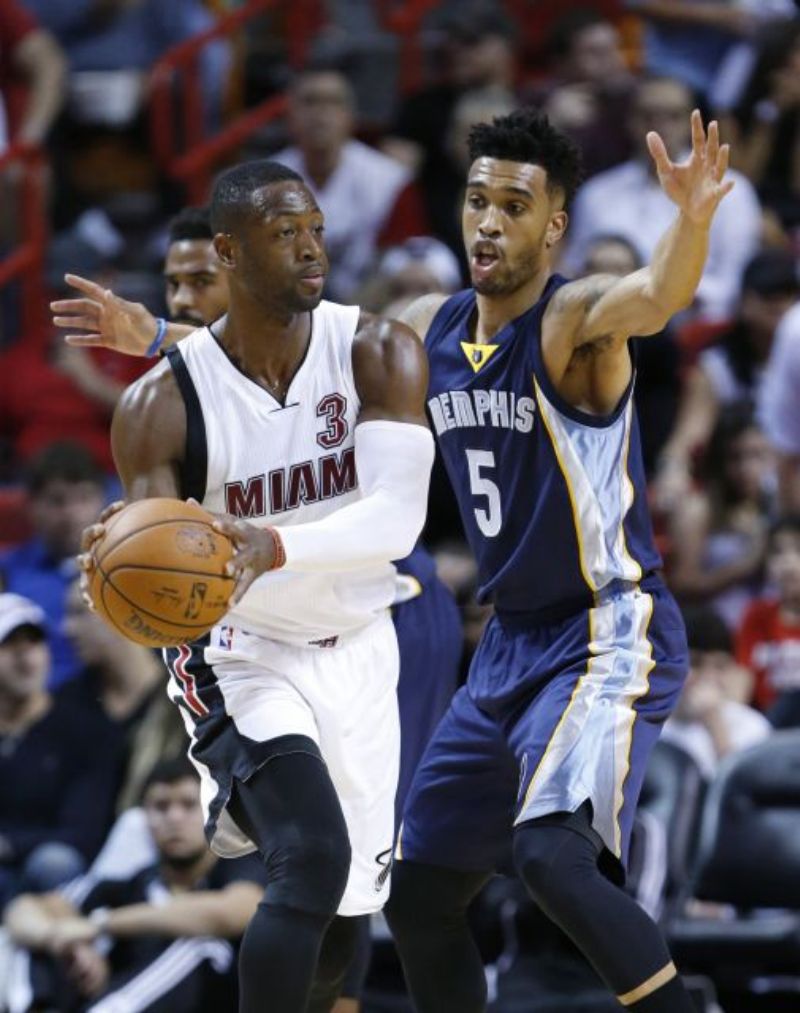 Dwyane Wade (vlevo).