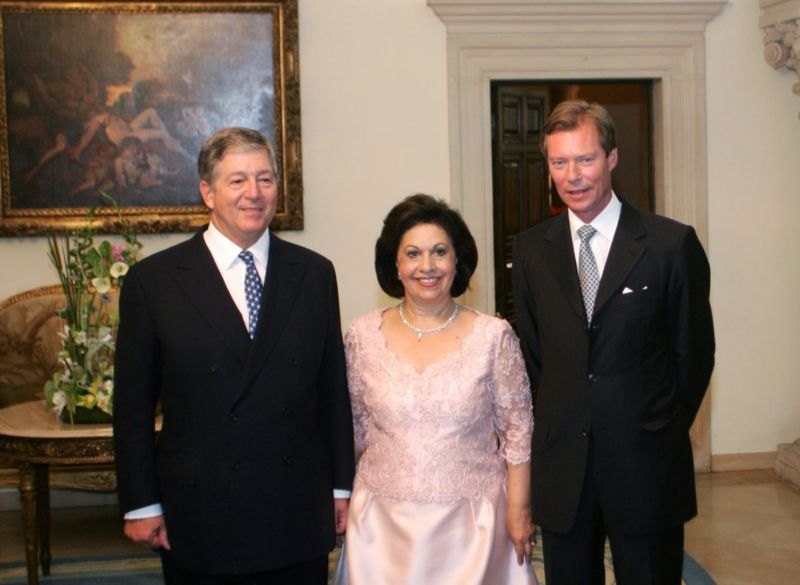 Srbský korunní princ Aleksandar Karadjordjević a jeho manželka, korunní princezna Katherine. Karadjordjević se vrátil do své rodné země po pádu bývalého autokratického prezidenta Slobodana Miloševiče. Podporuje prodemokratická hnutí, ale také restauraci monarchie.