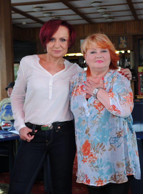 Zpěvačka Petra Janů začala svou pěveckou dráhu v divadle Semafor. Věra Špinarová dostala svou první nabídku na nahrávku v šestnácti letech.