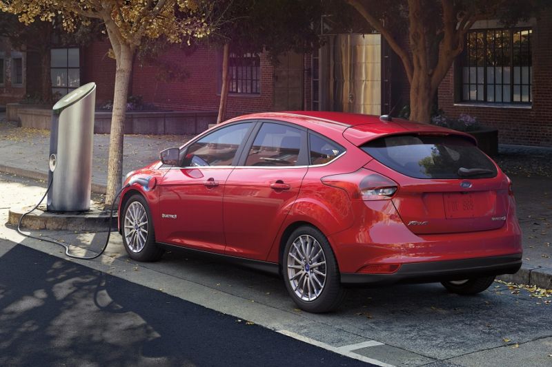 Elektrický Ford Focus u dobíjecí stanice.