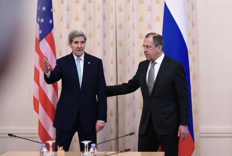 John Kerry a Sergej na Lavrov při schůzce v Moskvě 15. prosince. John Kerry a Sergej na Lavrov při schůzce v Moskvě 15. prosince.