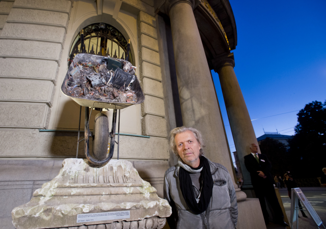 Dočasný pomník německého básníka Johanna Wolfganga von Goetheho před budovou Goethova institutu v Praze. Na snímku autor pomníku výtvarník Jiří David. Dočasný pomník německého básníka Johanna Wolfganga von Goetheho před budovou Goethova institutu v Praze. Na snímku autor pomníku výtvarník Jiří David.