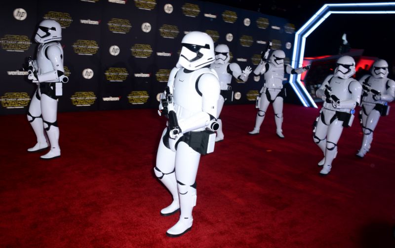 Světová premiéra Star Wars: Epizoda VII proběhla v čínském divadle v Los Angeles. Režisér J.J. Abrams na pódiu poděkoval rodičům, že ho v jeho deseti letech vzali na Hvězdné vláky. "To byl výborný nápad," řekl. Světová premiéra Star Wars: Epizoda VII proběhla v čínském divadle v Los Angeles. Režisér J.J. Abrams na pódiu poděkoval rodičům, že ho v jeho deseti letech vzali na Hvězdné vláky. "To byl výborný nápad," řekl.