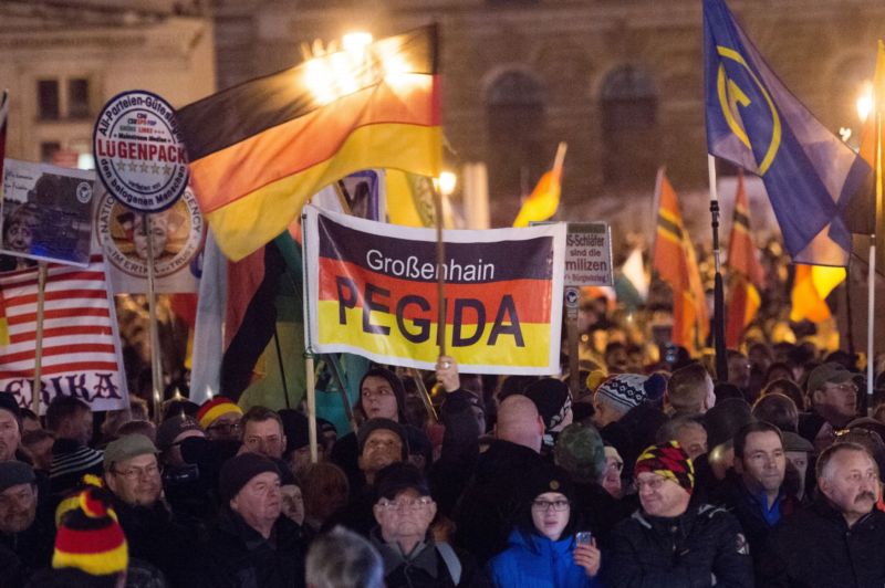 Příslušníci hnutí Pegida (Vlastenečtí Evropané proti islamizaci Západu) demonstrují na náměstí Theaterplatz v německých Drážďanech. Příslušníci hnutí Pegida (Vlastenečtí Evropané proti islamizaci Západu) demonstrují na náměstí Theaterplatz v německých Drážďanech.