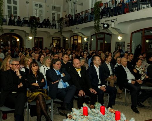 Na snímku zleva: Ivan Feninec (náměstek České pošty) s partnerkou, RNDr. Alexandr Vondra (ředitel Centra transatlantických vztahů při VŠ CEVRO Institut), prof. Josef Šíma (rektor VŠ CEVRO Institut), MUDr. et Mgr. Ivan Langer (předseda správní rady VŠ CEVRO Institut), Ing. Oldřich Lomecký (starosta MČ Praha 1), Veronika Blažková (tisková mluvčí MČ Praha 1).