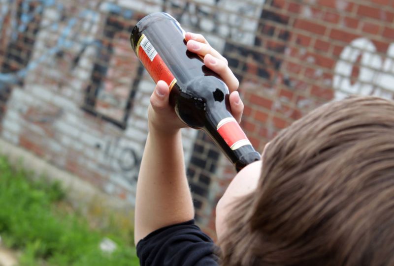 Rodiče dětí ve věku mezi 10 a 17 lety si myslí, že pití alkoholu u mladistvých představuje závažný problém. Rodiče dětí ve věku mezi 10 a 17 lety si myslí, že pití alkoholu u mladistvých představuje závažný problém.