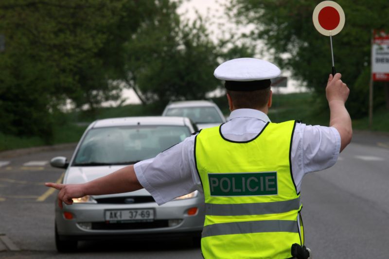 Pokud policista při silniční kontrole zjistí, že vozidlo má špatný technický stav, může zadržet malý techničák (ilustrační foto).