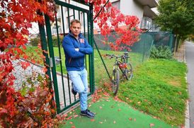 V rezidenční čtvrti Nad Rokytkou si koupil byt i český režisér Filip Renč.