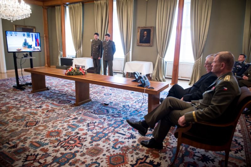 Prezident poděkoval českým vojákům v zahraničních misích. Prezident poděkoval českým vojákům v zahraničních misích.