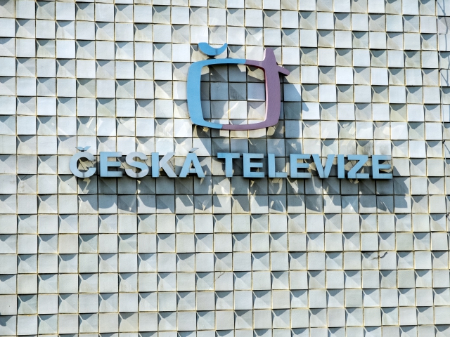 Logo na budově České televize.