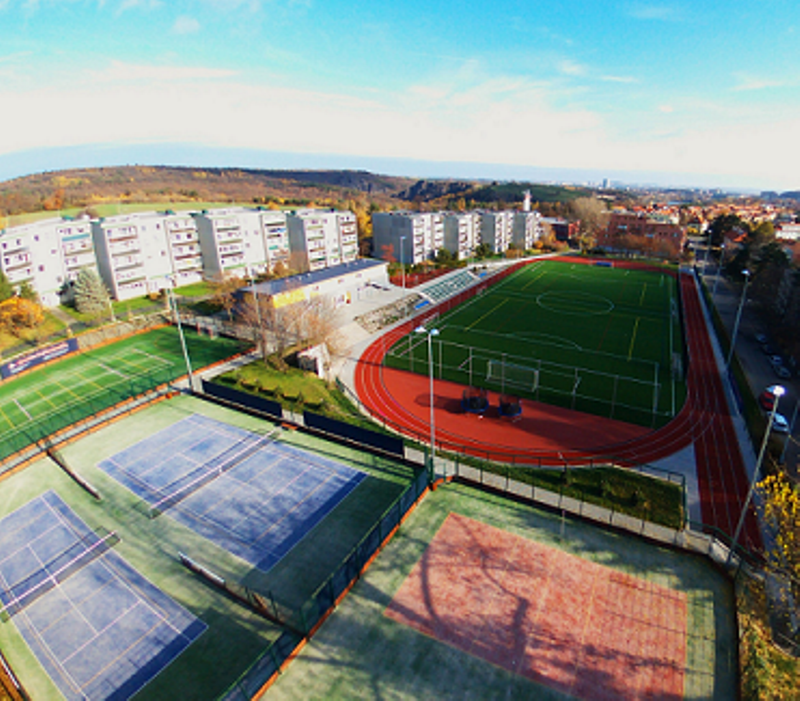 Dominantou Sportovního areálu Dědina je fotbalové hřiště s atletickým oválem Foto: Sport-Technik Bohemia