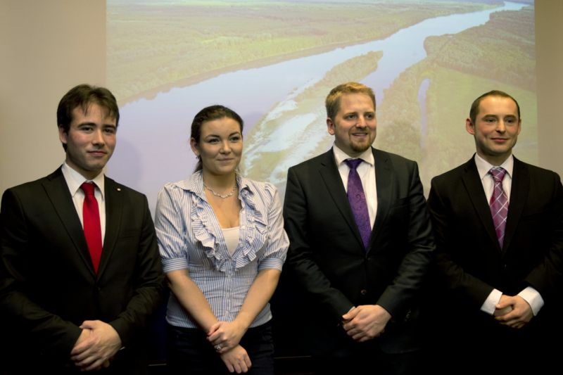 Prezident Svobodné republiky Liberland Vít Jedlička (druhý zprava) představil část vládního kabinetu. Vlevo ministr vnitra Ondřej Příhonský, druhá zleva ministryně zahraničí Monika Chlumská a vpravo ministr financí Jan Purkrábek.