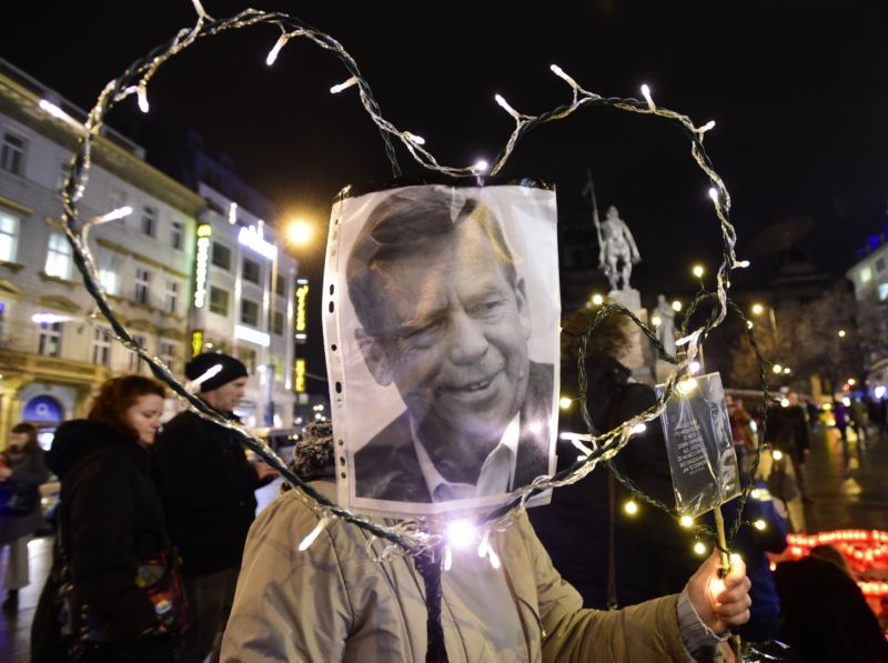 Pietní akce nazvaná Srdce na Hrad - Havel navždy. Václavské náměstí.