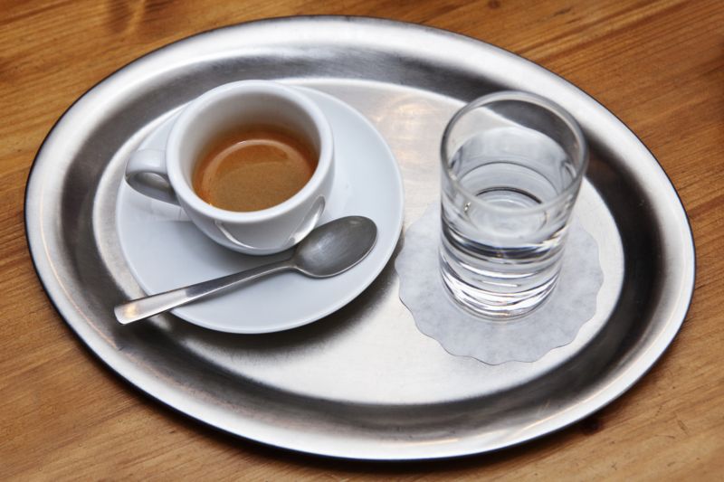 Espresso se sedmi gramy kávy o velikosti nápoje 30 ml nyní nese český název "pikolo". Espresso se sedmi gramy kávy o velikosti nápoje 30 ml nyní nese český název "pikolo".