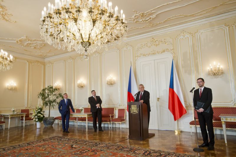 Kdo způsobil zmatek na Hradě? Zleva prezidentův kancléř Vratislav Mynář, ředitel hradního protokolu Jindřich Forejt, prezident Miloš Zeman a prezidentův tiskový mluvčí Jiří Ovčáček. Kdo způsobil zmatek na Hradě? Zleva prezidentův kancléř Vratislav Mynář, ředitel hradního protokolu Jindřich Forejt, prezident Miloš Zeman a prezidentův tiskový mluvčí Jiří Ovčáček.