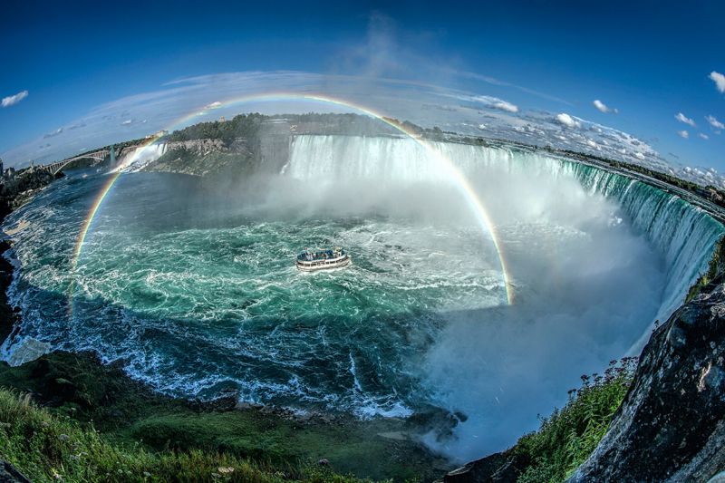 Loď se skupinou turistů pod duhou u Niagarských vodopádů. Fotograf: Fahad Abdualhameid, Saúdská Arábie