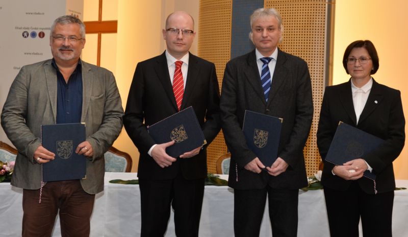 Předseda vlády Bohuslav Sobotka (druhý zleva) podepsal se zástupci státních zaměstnanců kolektivní smlouvu. 