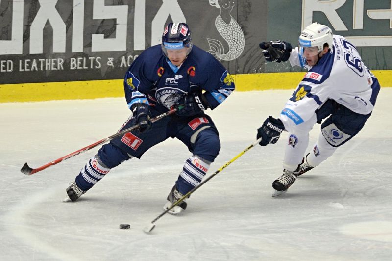 Utkání 29. kola hokejové extraligy: HC Škoda Plzeň - Bílí Tygři Liberec, 22. prosince v Plzni. Jan Stránský (vlevo) z Liberce a Jan Holý z Plzně.