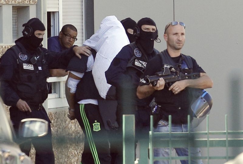 Yassin Salhi při zatčení francouzskou policií. Yassin Salhi při zatčení francouzskou policií.