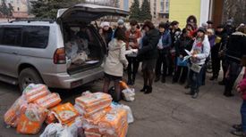 Skupina Zodpovědní občané poskytuje lidem humanitární pomoc například, co se týče zásob.