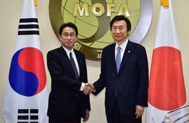 Zleva korejský ministr zahraničí Jong Pjong-se a jeho japonský protějšek Fumio Kišida.