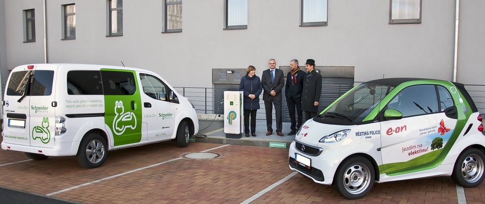 Jedna z dobíjecích stanic, které Písku dodal Schneider Electric