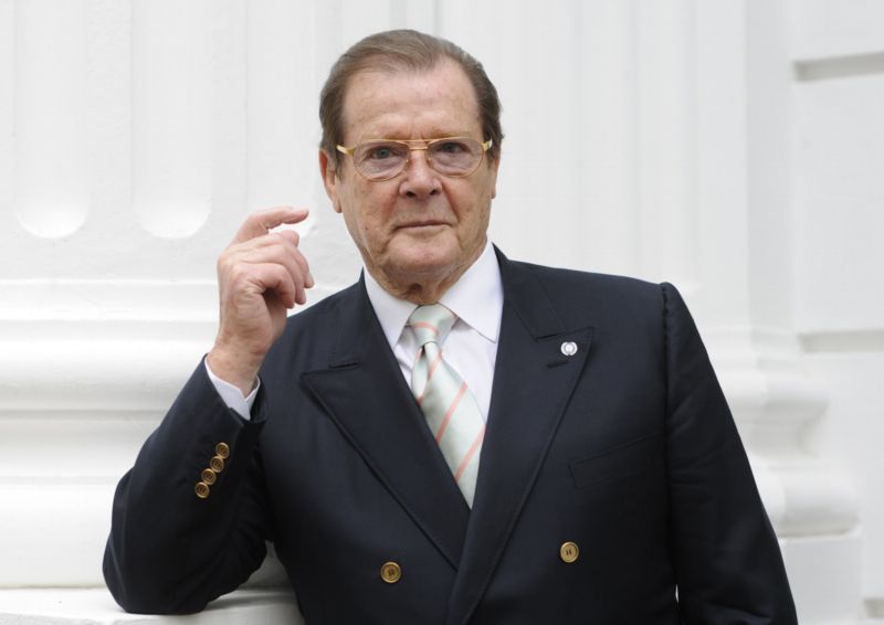 Bývalý James Bond, herec Roger Moore, hodnotil nohy britské královny. Bývalý James Bond, herec Roger Moore, hodnotil nohy britské královny.