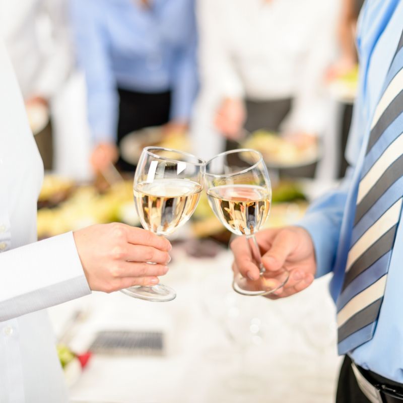 K požívání většího množství alkoholu lákají především oslavy konce roku. K požívání většího množství alkoholu lákají především oslavy konce roku.