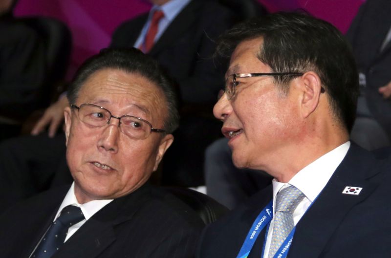 Vlevo zesnulý Kim Jang-kon, vpravo ministr pro sjednocení Rju Kil-čche. Vlevo zesnulý Kim Jang-kon, vpravo ministr pro sjednocení Rju Kil-čche.