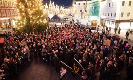 Na náměstí v Schwäbisch Gmünd v Německu se shromáždily stovky tamních obyvatel, aby vyjádřili solidaritu, toleranci a otevřenost vůči přistěhovalcům.