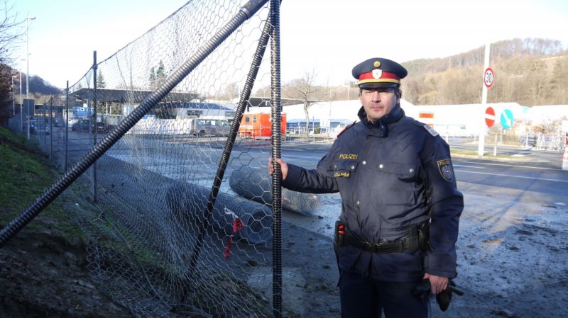 Nově postavený plot na hraničním přechodu mezi Rakouskem a Slovinskem. Nově postavený plot na hraničním přechodu mezi Rakouskem a Slovinskem.