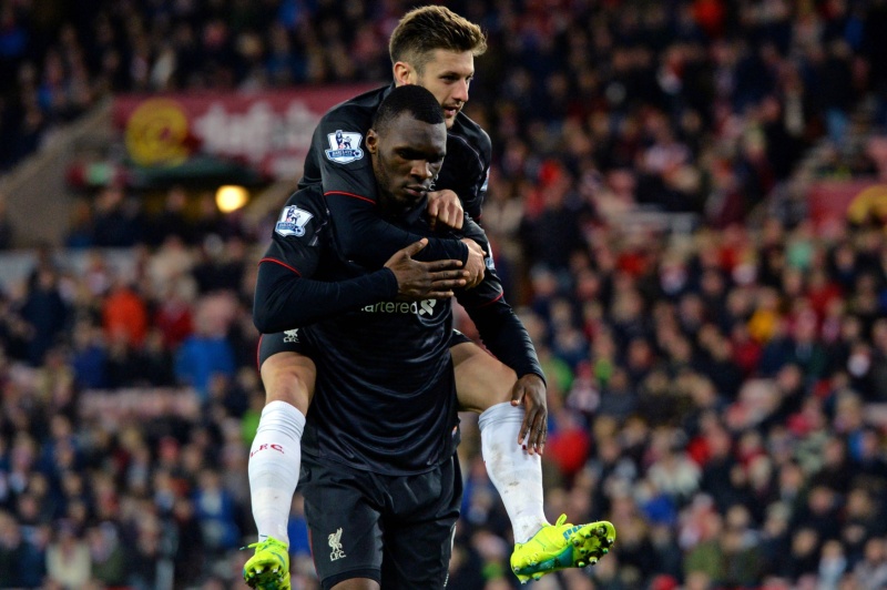 Slavící fotbalisté Liverpoolu.