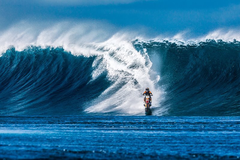 Šílenec Robbie Maddison ve vlnách. 